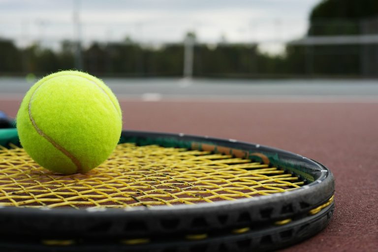 Zverev wciąż w grze, ale mecz przerwany przez ciszę nocną